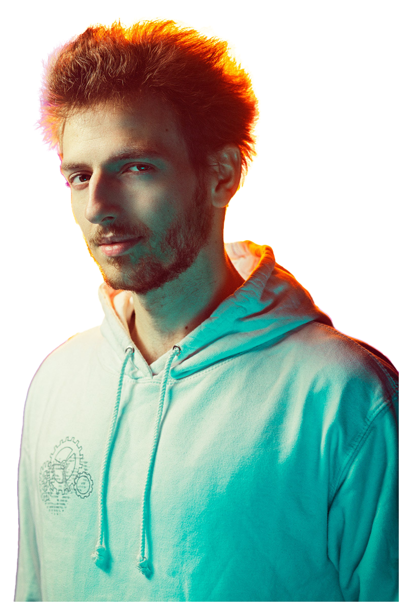 photo de leo humain orienté à droite qui regarde l'utilisateur