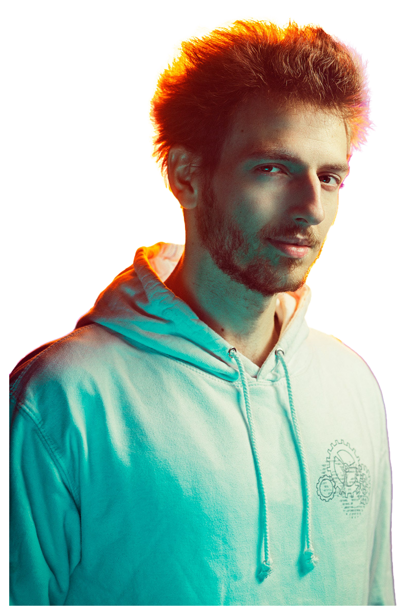 photo de leo humain orienté à gauche qui regarde l'utilisateur