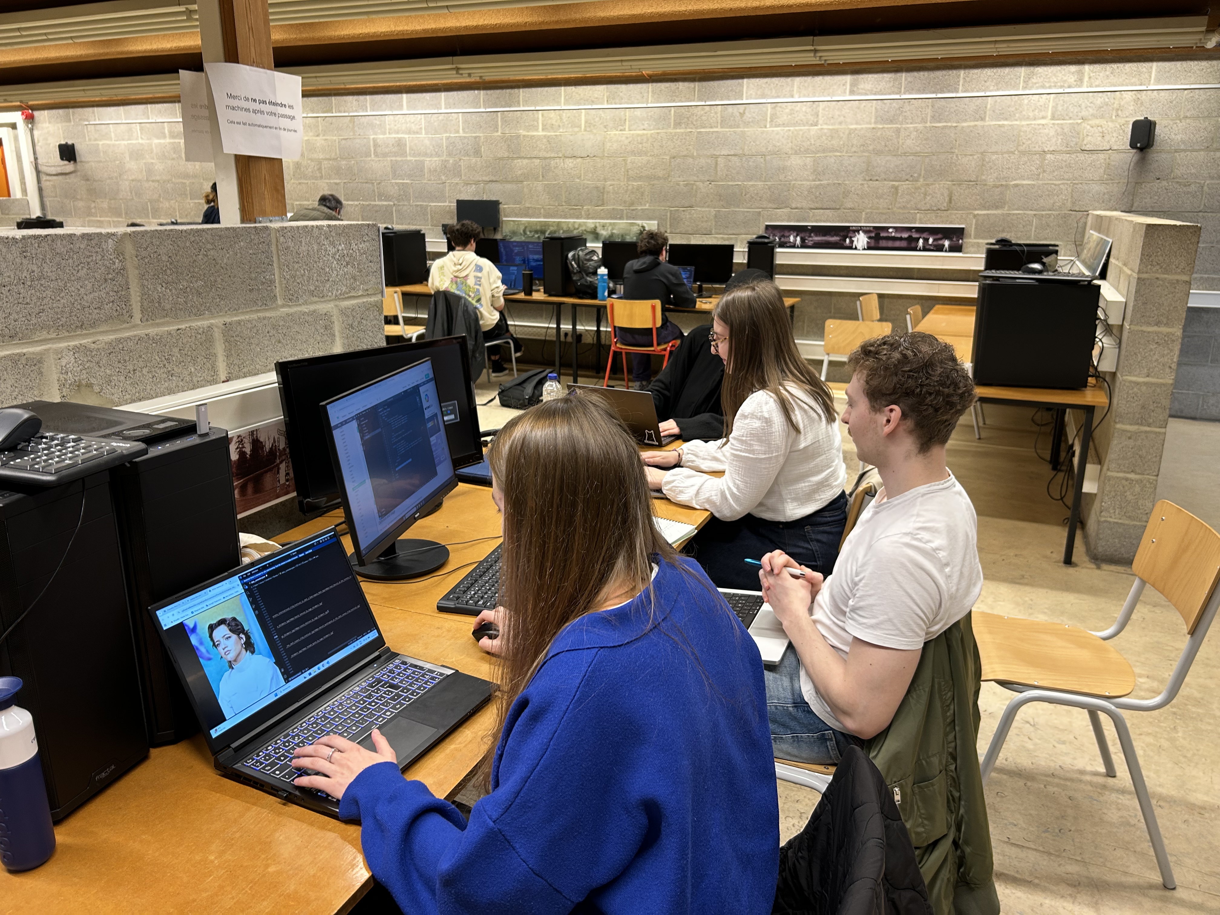 image du groupe au b73 en train de travailler